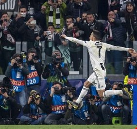 اليويفا يعاقب رونالدو بسبب حركته 