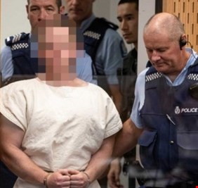 بالفيديو.. باللكمات والنطحات والضرب المبرح استقبل السجناء سفاح نيوزلندا في احد السجون