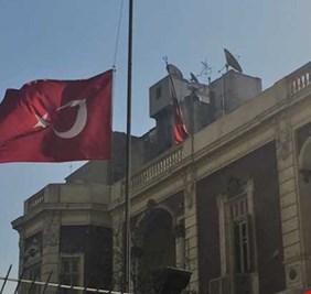 السفارة التركية تنزل أعلامها للنصف ثلاثة أيام حداداً على أرواح غرقى العبارة