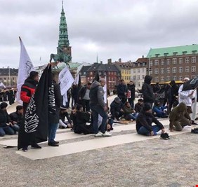 زعيم حزب يميني دنماركي يحرق نسخا من القرآن الكريم أمام مصلين