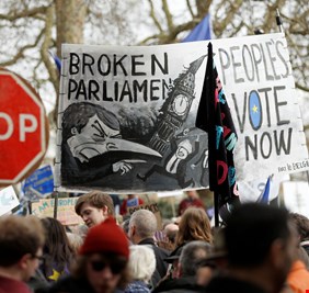 نشطاء: مليون متظاهر في لندن للمطالبة باستفتاء جديد حول 