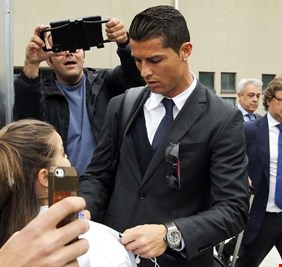 ماذا طلب رونالدو من مشجع بعد توقيعه على قميص ريال مدريد؟