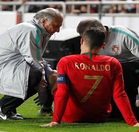 رونالدو يتعرض لإصابة تخرجه من مباراة البرتغال وصربيا