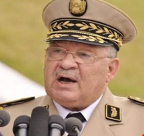 رئيس الأركان الجزائري يدعو إلى تطبيق المادة 102 من الدستور القاضية بإعلان شغور منصب الرئاسة