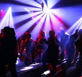 نوادٍ ترفيهية “وهمية” باسم “صاحبة الجلالة” تثير غضب الصحفيين ومطالبات بإغلاقها