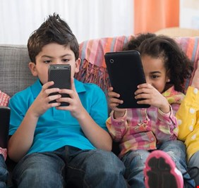 اكتشاف ضرر خطير وغير متوقع لاستخدام الأطفال للهواتف الذكية
