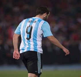 هيغواين يعلن انتهاء مشواره مع الأرجنتين!