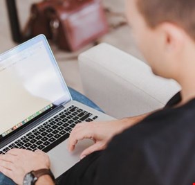 دراسة: الانترنت مسؤول عن عزوف الشباب عن ممارسة الجنس في العالم