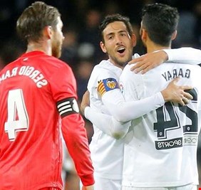 فالنسيا يُلحق بزيدان الهزيمة الأولى في الولاية الثانية