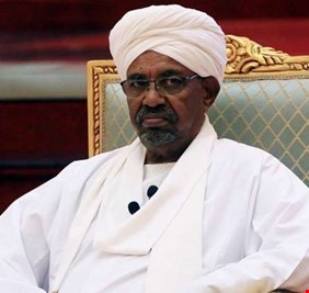 المحتجون في السودان يقتحمون مقرا عسكريا لإقامة البشير