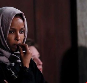 التحقيق مع أمريكي هدد النائبة المسلمة إلهان عمر بالقتل