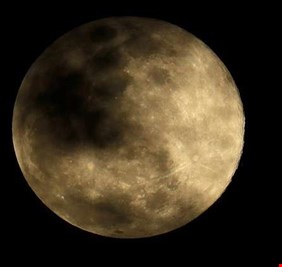 ما حقيقة ارتباط القمر المكتمل بـ 