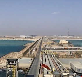 الى محبي التقارب العراقي السعودي .. الرياض تبلغ بغداد رسمياً بمصادرة ميناء نفطي وانبوب عراقيين كتعويضات !