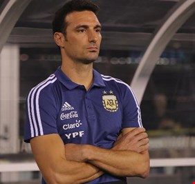 مدرب المنتخب الأرجنتيني يتعرض للإصابة