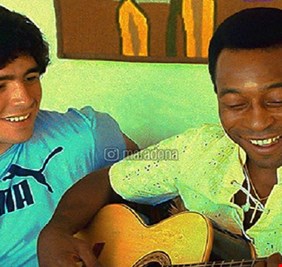 مارادونا ينشر صورة تجمعه مع بيليه عمرها 40 عاما ويرفقها برسالة مؤثرة