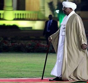 رويترز: مصادر حكومية سودانية تؤكد تنحي البشير