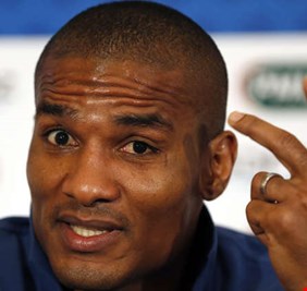 مدرب فرنسي يعلم بقرار إقالته عبر 