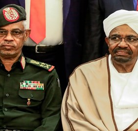 صحيفة سودانية تتهم بن عوف والبشير بالاتفاق على الانقلاب