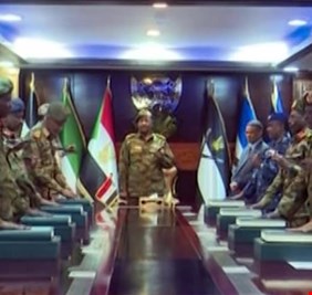 المجلس العسكري في السودان يعفي وزير الدفاع من منصبه ويبعد حزب البشير عن الحكومة المقبلة