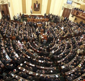 البرلمان المصري يوافق على مدّ ولاية الرئيس