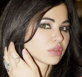 مغنية جزائرية تتهم ملحنا مصريا بالتحرش بها وخداعها