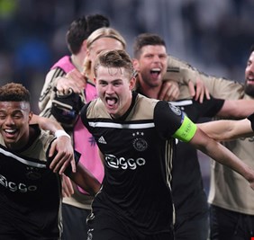 الاتحاد الهولندي يؤجل الدوري دعما لأياكس أمستردام