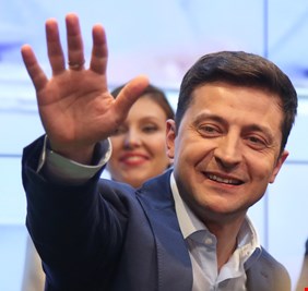 زيلينسكي يكتسح بوروشينكو في انتخابات الرئاسة الأوكرانية