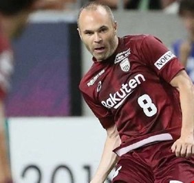 الأسطورة إنييستا يرتدي 