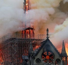 بعد ان صمدت عدّة قرون .. سكائر وكيبلات كهربائية وراء حريق نوتردام