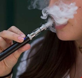 فطريات وبكتيريا في السجائر الإلكترونية تهدد حياة مستخدميها
