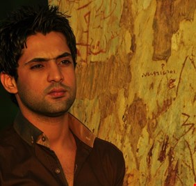 بصوته الحلو كحلاوة وجهه .. الشاعر الشهيد علي رشم يلقي آخر قصائده الغزلية في اسماع التي احبها ومضى يدافع عنها !