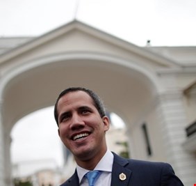 غوايدو يؤدي قسم الولاء للمعارضة الفنزويلية ويكرر دعوة الجيش إلى التخلي عن مادورو