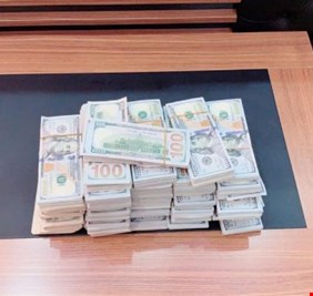 النزاهة تضبط نصف مليون دولارٍ مخفية في دار إحدى قريبات مَسْؤُولٍ سَابِقٍ موقوف على قضية فساد