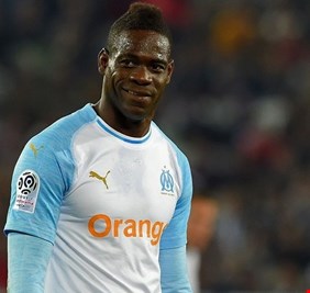 المشاغب بالوتيلي: ميسي ظاهرة.. رجاء لا تقارنوه بصاحب الرقم 7