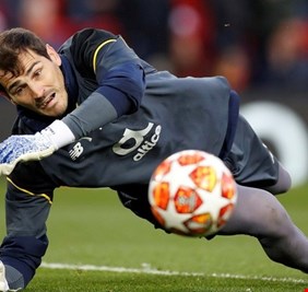 طبيب بورتو يبلغ كاسياس أسوأ خبر يمكن أن يسمعه طوال مسيرته