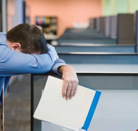 أسباب غير متوقعة وراء الشعور المستمر بالتعب طوال النهار