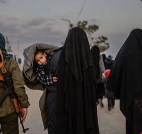 سيناتورة أميركية زارت العراق: عناصر “داعش” يزورون معسكرات احتجاز عوائلهم ليلاً