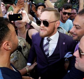 ملاكم يبصق على لوحة جدارية لماكغريغور