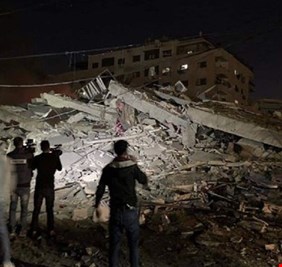 القوات الإسرائيلية تدمر مبنى يضم مكتب وكالة 