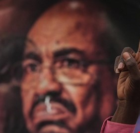 هذا ما يردده عمر البشير في سجنه!