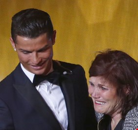 والدة كريستيانو رونالدو تثير الجدل بـ 