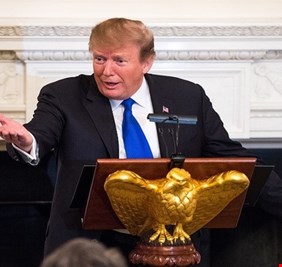 عشية استئناف المحادثات التجارية.. ترامب يتهم الصين بـ