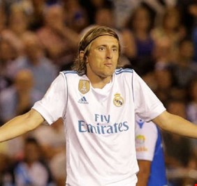 زيدان يبلغ مودريتش بمصيره في ريال مدريد