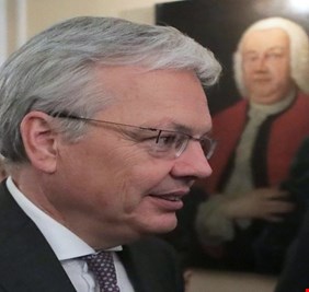 وزير الخارجية البلجيكي يؤيد حظر بيع الأسلحة للسعودية