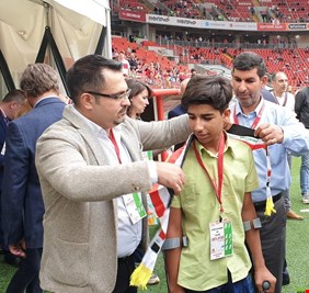 الفتى العراقي قاسم ينفذ ضربة بداية مباراة سبارتاك موسكو وضيفه أوفا في الدوري الروسي