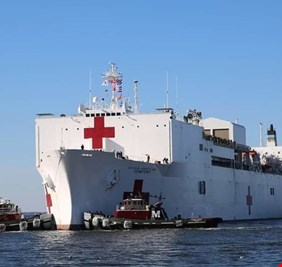 أمريكا ترسل مشفى حربيا بحريا إلى الخليج.. ولواء عسكري مصري: 