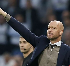 مدرب أياكس يعلق على ارتباطه بقيادة برشلونة