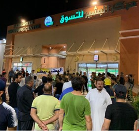 اعتصام لأتباع الصدر أمام “المولات” ومقتل متظاهرين اثنين في النجف