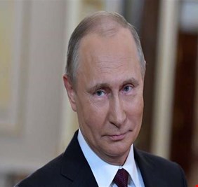 بالفيديو : درس اخلاقي يقدمه الرئيس الروسي فلاديمير بوتين وهو يستقبل معلمته وكأنه لم يزل تلميذاً لديها !