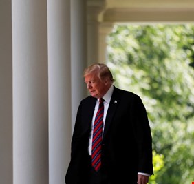 صحيفة: ترامب يلجأ إلى حليف قديم موثوق به في مسعى لتخفيف التوتر مع إيران